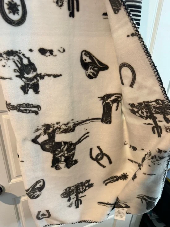 Wrangler Black and Cream Aztec + Western scene Reversible Throw - NWT - Picture 3 of 5
